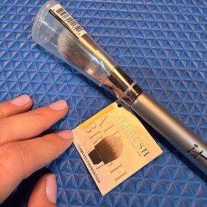 IT Cosmetics Silver Makeup Brush with Soft Bristles